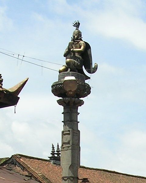 タチュパル広場　ガルーダの像